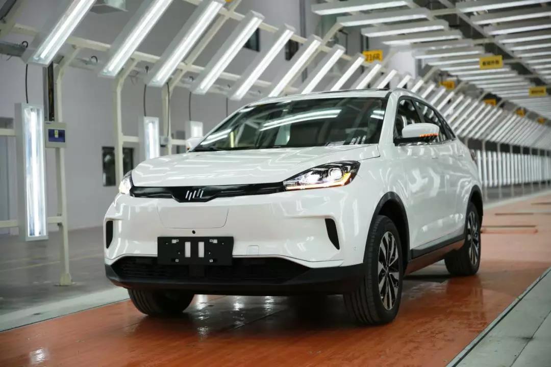 他自建千畝工廠，造出首臺車即預定破萬，量產10萬臺起步！